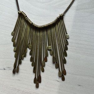 Statement necklace in gold